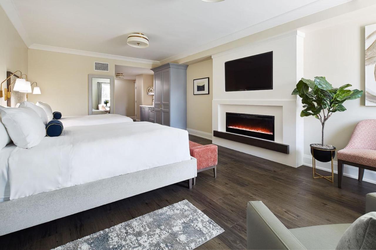 124 On Queen Hotel & Spa Niagara-on-the-Lake Dış mekan fotoğraf A bedroom at the Beverly Hills Hotel