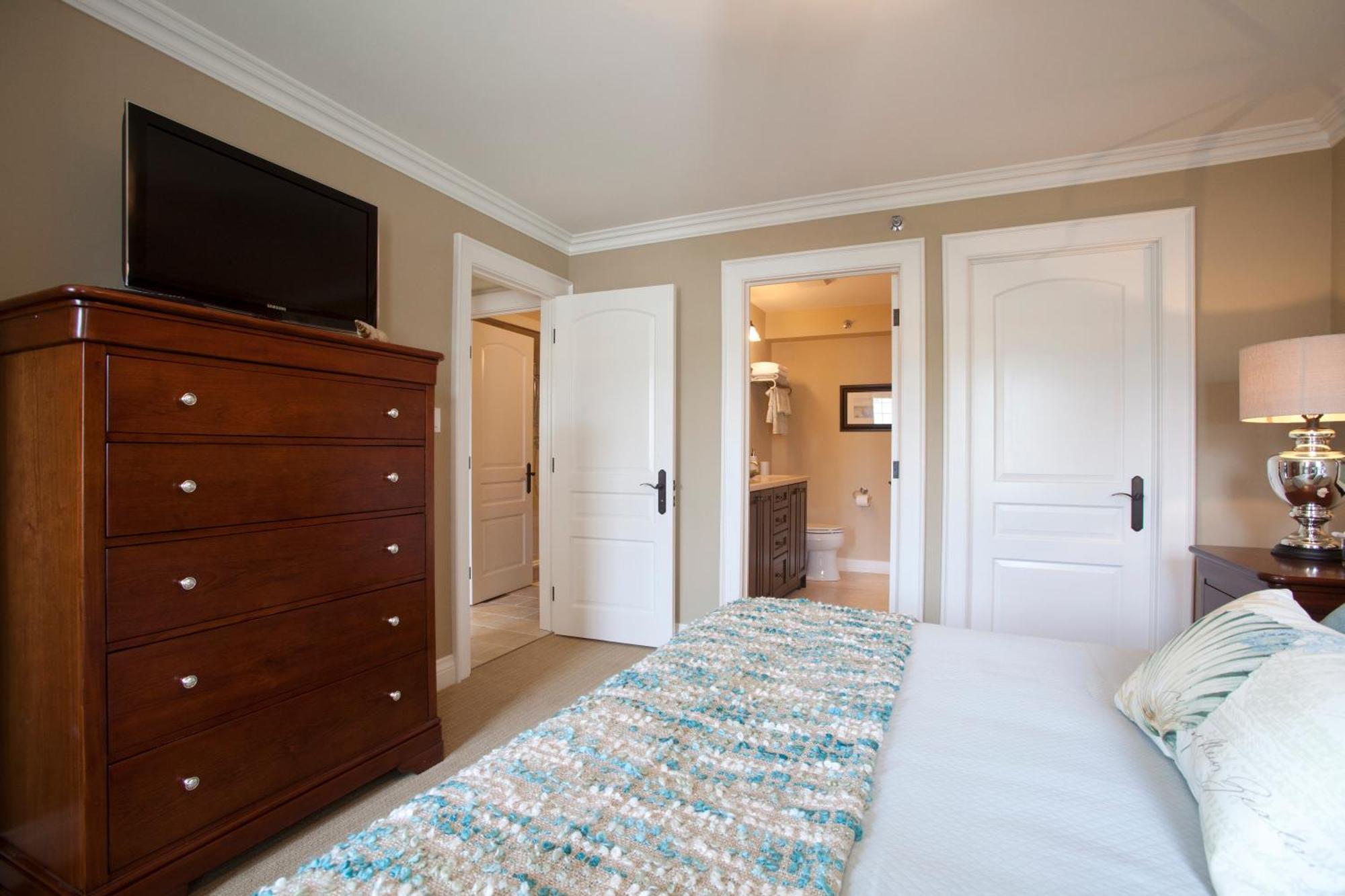 124 On Queen Hotel & Spa Niagara-on-the-Lake Dış mekan fotoğraf A bedroom with a carpet