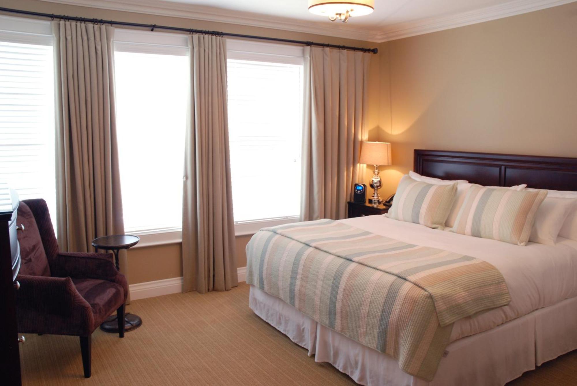 124 On Queen Hotel & Spa Niagara-on-the-Lake Dış mekan fotoğraf A bedroom at the Inn