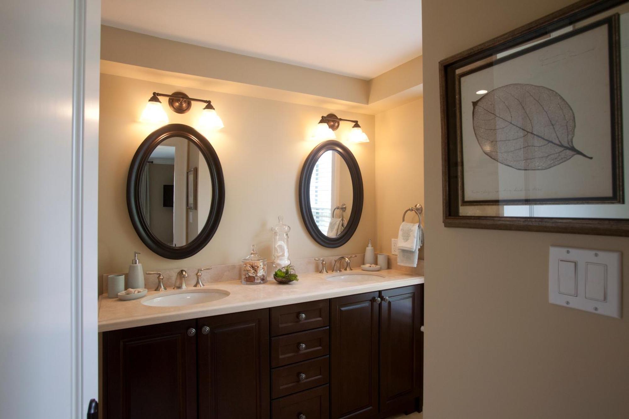 124 On Queen Hotel & Spa Niagara-on-the-Lake Dış mekan fotoğraf A bathroom vanity