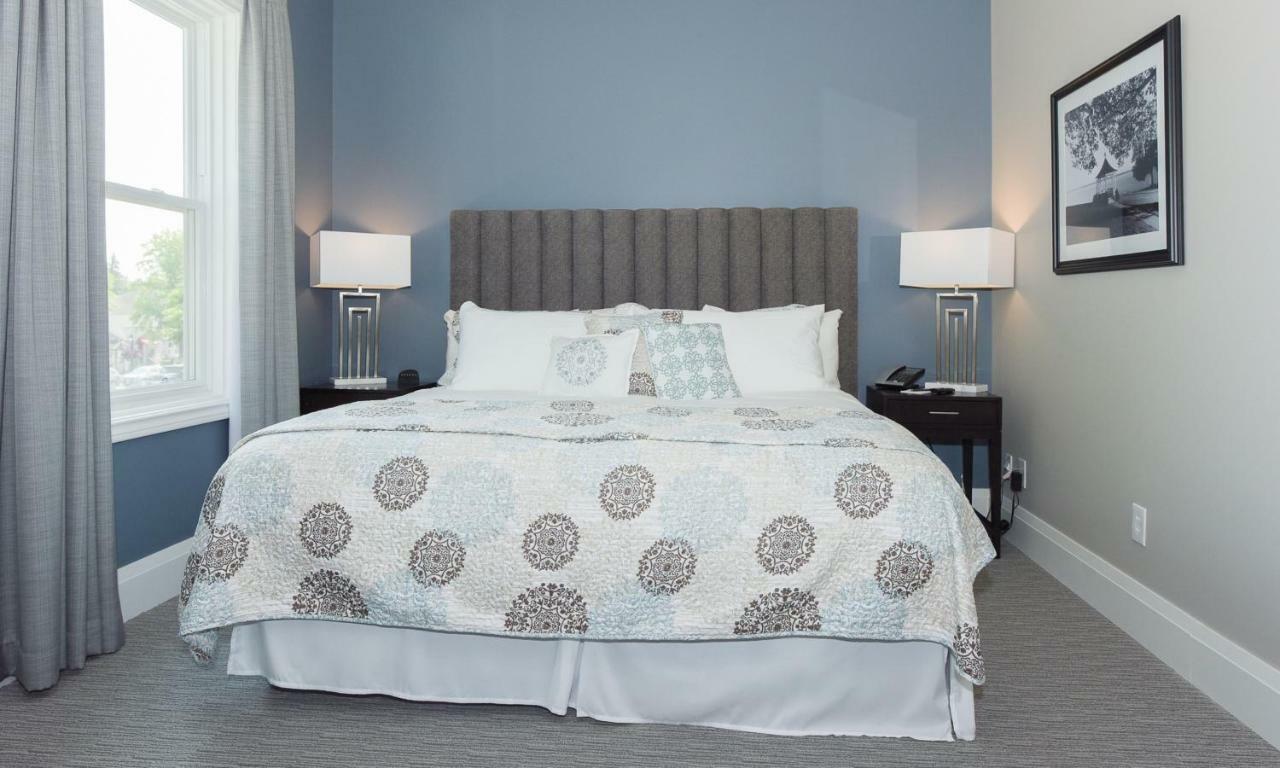 124 On Queen Hotel & Spa Niagara-on-the-Lake Dış mekan fotoğraf A bedroom at the Inn at the Opera
