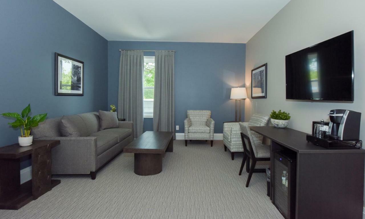 124 On Queen Hotel & Spa Niagara-on-the-Lake Dış mekan fotoğraf A typical hotel room