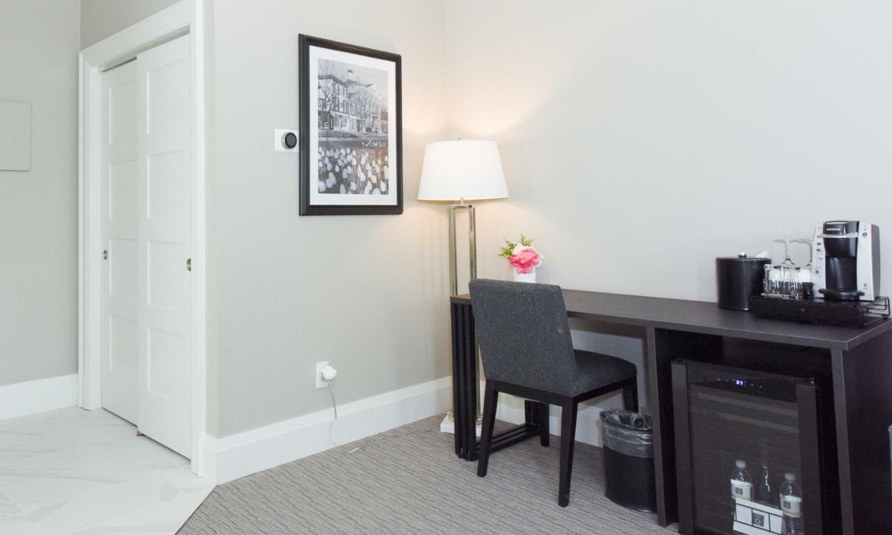 124 On Queen Hotel & Spa Niagara-on-the-Lake Dış mekan fotoğraf A smart plug in a hotel room