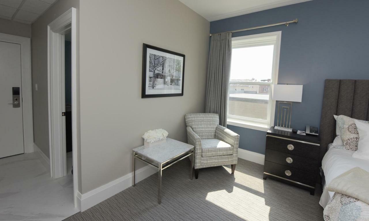 124 On Queen Hotel & Spa Niagara-on-the-Lake Dış mekan fotoğraf A bedroom at the hotel