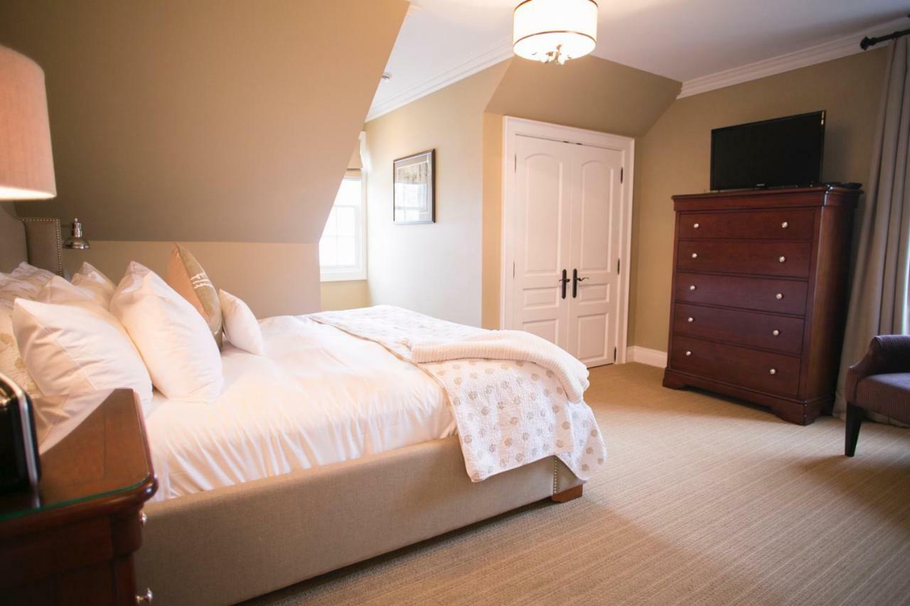 124 On Queen Hotel & Spa Niagara-on-the-Lake Dış mekan fotoğraf A bedroom at the Inn at the Opera