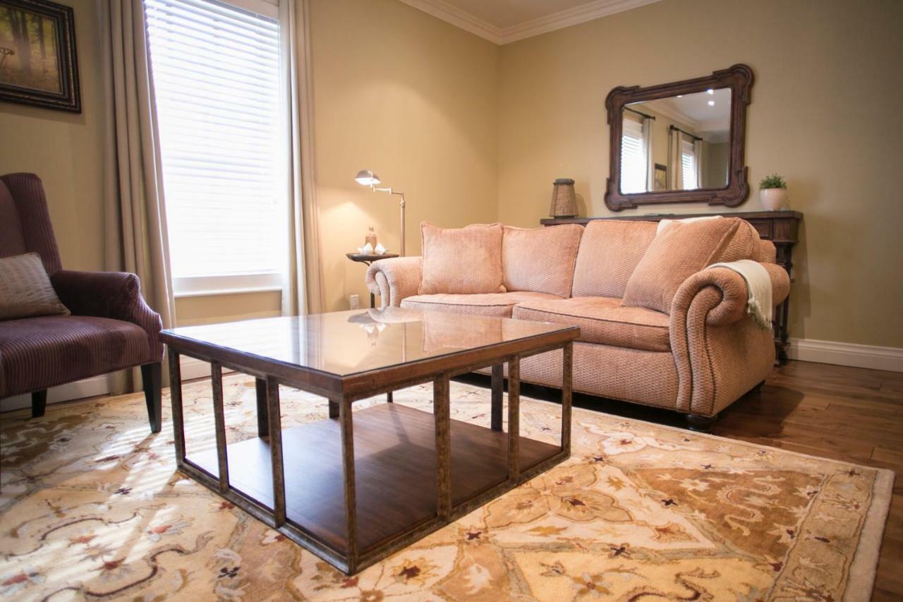 124 On Queen Hotel & Spa Niagara-on-the-Lake Dış mekan fotoğraf A living room with a sofa