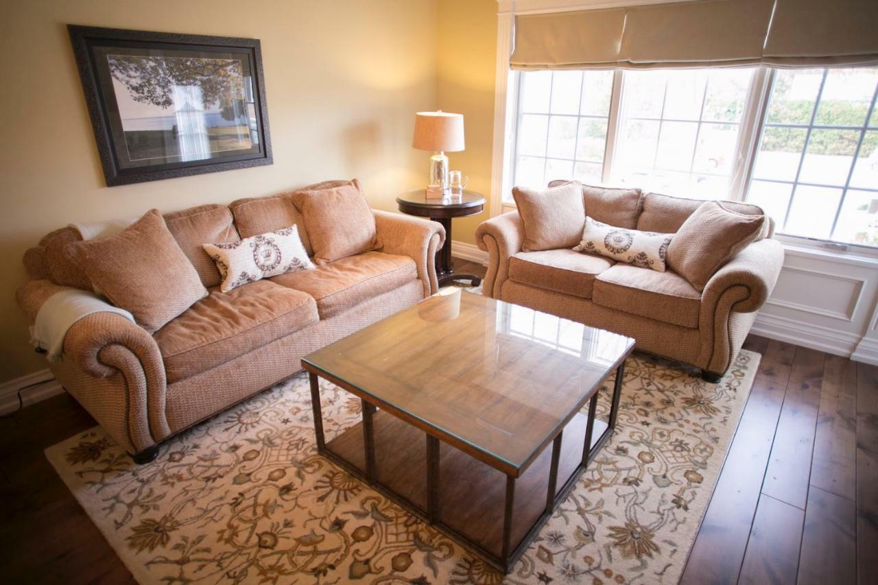 124 On Queen Hotel & Spa Niagara-on-the-Lake Dış mekan fotoğraf A living room with a coffee table