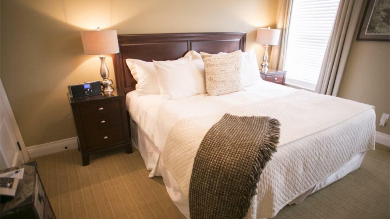 124 On Queen Hotel & Spa Niagara-on-the-Lake Dış mekan fotoğraf A bed with a throw