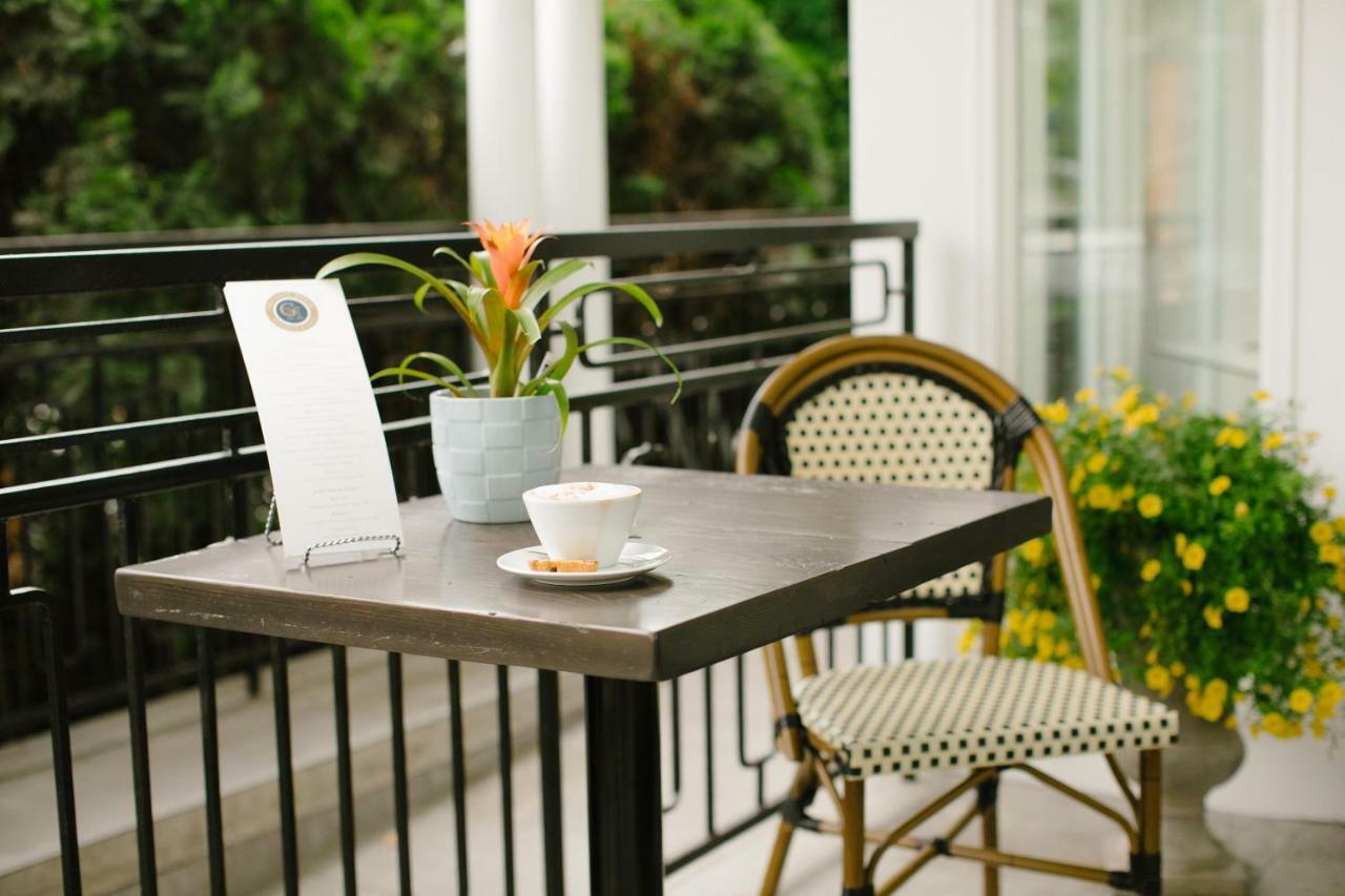 124 On Queen Hotel & Spa Niagara-on-the-Lake Dış mekan fotoğraf A bistro table and chair