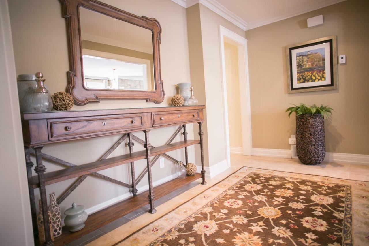 124 On Queen Hotel & Spa Niagara-on-the-Lake Dış mekan fotoğraf A console table