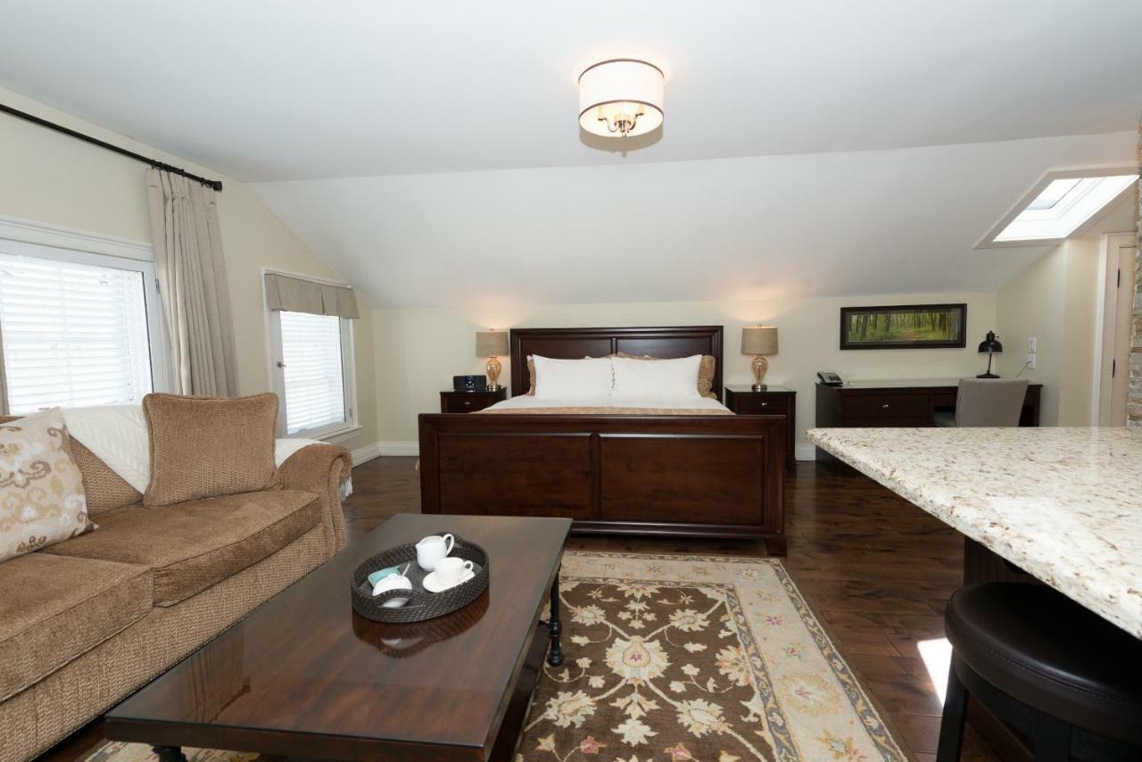 124 On Queen Hotel & Spa Niagara-on-the-Lake Dış mekan fotoğraf A bedroom in a typical apartment