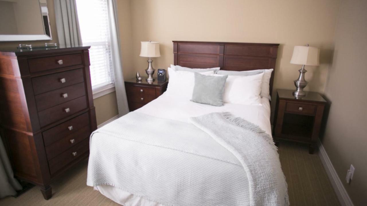 124 On Queen Hotel & Spa Niagara-on-the-Lake Dış mekan fotoğraf A bedroom