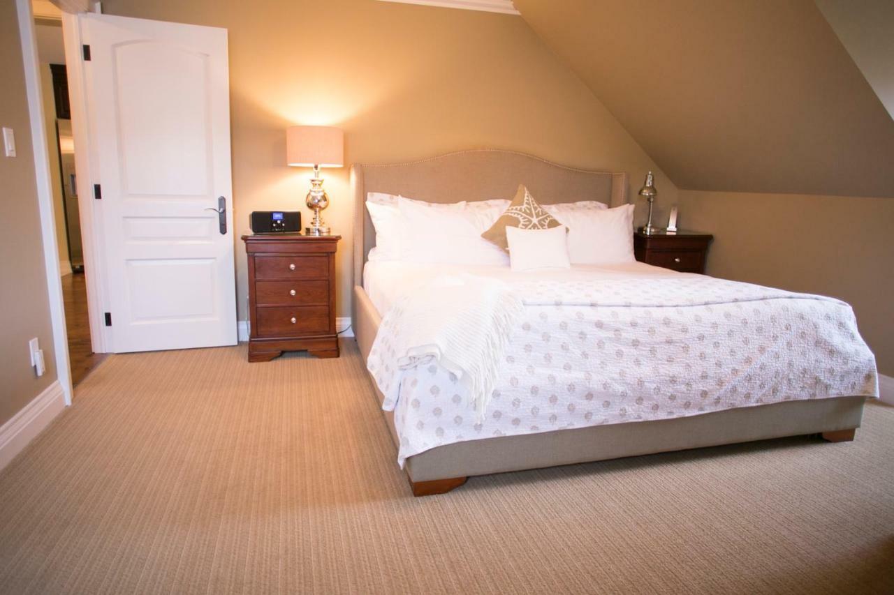 124 On Queen Hotel & Spa Niagara-on-the-Lake Dış mekan fotoğraf A bedroom at the Inn at the Opera House