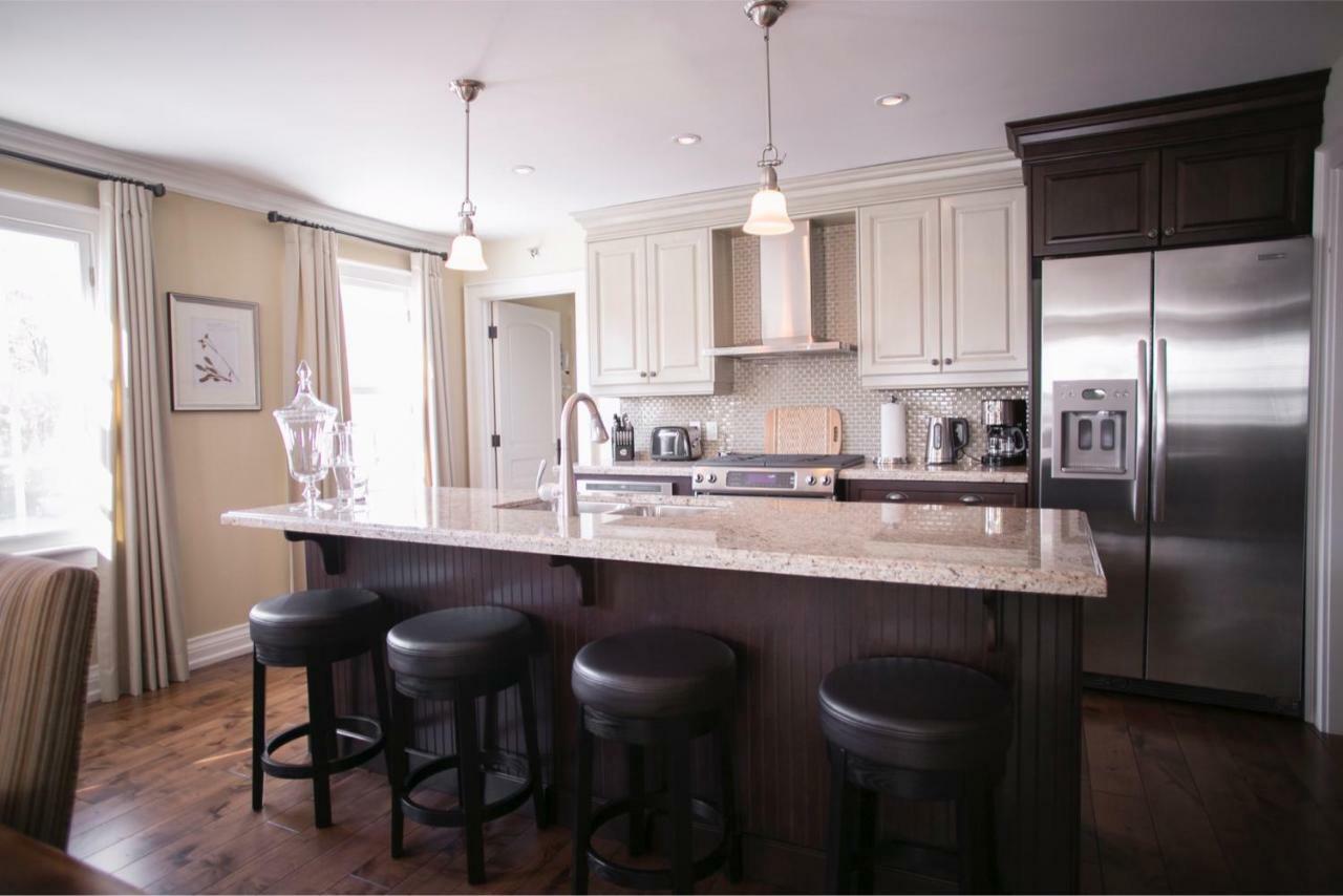124 On Queen Hotel & Spa Niagara-on-the-Lake Dış mekan fotoğraf A kitchen with a granite island
