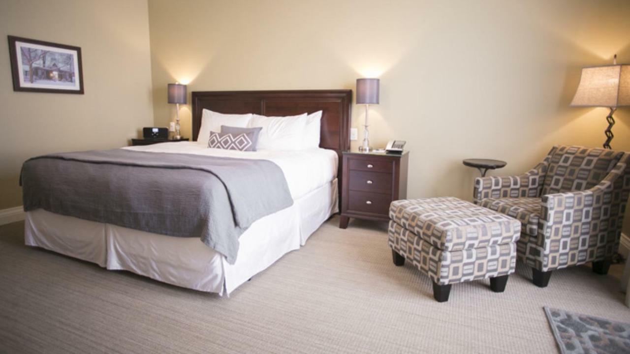 124 On Queen Hotel & Spa Niagara-on-the-Lake Dış mekan fotoğraf A guest room at the Inn at Laurel Point